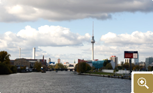 Blick von der Oberbaumbrücke in Friedrichshain-Kreuzberg in Richtung Berlin Mitte - Bild 1 von 4